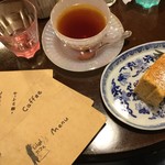 Gigiカフェ - 栗のケーキと紅茶(ホット)