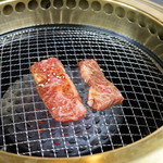 焼肉おどり場 - 焼いている