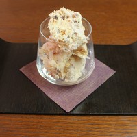 ナッツ、オレンジ、レーズンのヌガーグラッセ