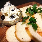 大人気！丹波黒豆とハニークリームチーズのカナッペ