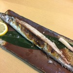 まる重 - 左上から右上に向かって上半分を食べる。