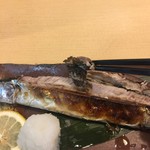 まる重 - 左上から右上に向かって上半分を食べる。