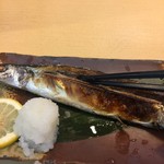 まる重 - まず、骨に沿って、頭からしっぽの方向に箸で切れ目を入れていく。
      まる重さんの場合はすでに包丁が入れられていますのでこの工程は省略可能です。