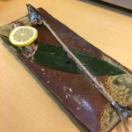 まる重 - 残したはらわたや皮などは、添えられたすだち等で隠す。
      まる重さんの場合はレモンが添えられていましたので、レモンで隠しておきました。