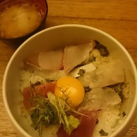 魚匠 銀平 道頓堀店 - 海鮮丼。酢飯でなく、白ごはん。ごまがきいてます。タレでなく、お醤油を自分でかけていただきます。味噌汁は具がしっかり。