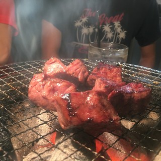 专注于锁住肉的美味的炭火炭炉