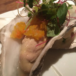 シャンパン&醤油バー フルートフルート - 北海道産牡蠣の冷製ハーブおろし添え