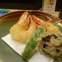 松風 - ◆天ぷら・・海老2尾・ししとう・椎茸など。抹茶塩と天つゆで。