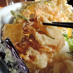 うどん満月 - 茄子としめじはボリュームあるカット。 　大きくて食べ応えあった。