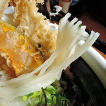 うどん満月 - 　細身ながらに、比類なき弾性と伸縮性 　細さを感じさせない力強い粘り腰。 　顎に伝わる確かなバウンド。 　 　だが上品且つ美麗な食感。 　で　も　エ　ロ　い　！(*ﾟ∀ﾟ*)