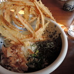 うどん満月 - 相変わらずのはみ出るごぼ天が写真映えする！ 　豊前裏打ち会が誇る、ダントツ人気メニュー！