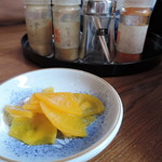 うどん満月 - お冷やサーバー近くの、たくあんもサービス！ 　サービスサービス♡(*^ 3ﾟ)b