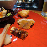 明道町中国菜 一星 - 右上より3種
      ・中華揚げパイ　鹹蛋（シェンダン：アヒルの塩漬け卵）入り
      ・千葉産ジャンボピーナッツ香料蒸し　紹興酒漬け子持ち昆布添え
      ・マコモダケ素焼き　ソース失念