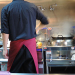 明道町中国菜 一星 - 担々麺と炒飯を手際良く同時に料理する姿がかっこいいです！
      （右：担々麺、左：炒飯）