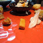 明道町中国菜 一星 - 中央右より3種
      ・茗荷とラッキョウ　乳酸発酵させた四川風漬物
      ・カリモリ　紹興酒漬け
      ・タイ茄子　油淋鶏ソース