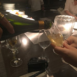 キャトルラパン - 美女から男前へサーブ（＾ν＾）