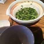 赤門茶屋 - 茶葉が膨らんだら湯呑みにうつして