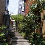 鳥茶屋 - 外観の石畳の風景です