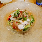 ワイン食堂 cor. - 彩りも良いでしょう？本日鮮魚のビネガーサラダ ８８０円(税別)　今日はイナダとウマヅラハギでした。