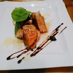 ワイン食堂 cor. - やまゆりポークのロースト １６００円(税別)　大きめのが４切れありました。ベリーソースで線を描いて。温野菜はオクラ、茄子、さつまいも、マッシュポテトだったかな。