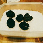 ワイン食堂 cor. - イタリア産秋黒トリュフを見せてもらう。