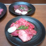 天龍 - 手前がカルビ、奥が極みホルモン