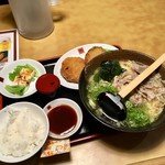 ラーメン工房　はっぴ - 肉そば(¥780)大盛(+¥100)&ミンチカツセット(+¥500)の計¥1,380
      これだけ食べるとさすがにお腹いっぱいになるが、肉そばがあっさりしているので意外にすんなり食べられた。どれも美味！