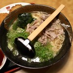 ラーメン工房　はっぴ - 肉そば(¥780)大盛(+¥100)
      肉そばを食べるのはこれで２回目だが、以前食べた時よりスープの雑味が無くなり、よりすっきりして美味しくなったように感じた。レシピは変わっていないようだが。