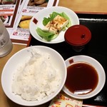 ラーメン工房　はっぴ - ミンチカツセット(+¥500)のごはんと小鉢
      小鉢は冷奴に中華ドレッシングがかかったもの。ごはんの炊き加減が気持ち柔らかめだったことだけが今夜唯一残念だった。