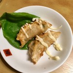 ラーメン工房　はっぴ - 裏メニューの揚げ餃子
      食べてみてください、とサービスで出された。ママさんのお気に入りらしい。餃子を一度焼いて、さらに揚げているそうだ。具の味が良く、むしろ焼き餃子より美味！是非メニュー化を期待したい。