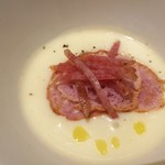 ヴィア・デル・エンメ - まったりとろける薩摩芋スープに、赤ワイン漬けサラミの塩気やクルトンが合う！