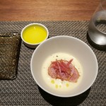 ヴィア・デル・エンメ - 器から熱々の薩摩芋のズッペッタ（スープ）、オリーブオイル、セッティングもスタイリッシュ