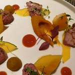 ヴィア・デル・エンメ - 香ばしい皮目としっとり柔らかい鴨肉に、異なる食感の3種の南瓜やブラッドオレンジのソースが