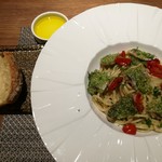 ヴィア・デル・エンメ - 秋刀魚のプッタネスカビアンカ、自家製チャバタ、オリーブオイル