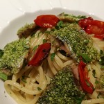 ヴィア・デル・エンメ - 脂がのった秋刀魚の香草パン粉焼きに、セミドライトマトやケイパー、オリーブが絶妙のバランス