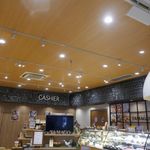 Cafe brunch TAMAGOYA - 店内に入ると、左手は物販コーナー、右手がカフェスペースとなっています。
