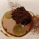 ヴィア・デル・エンメ - なめらかでホワリとろけるチョコレートムースに、深い薫りの栗のスープ、果汁が弾けるマスカット