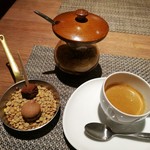 ヴィア・デル・エンメ - 深みが詰まったエスプレッソ、小菓子はクランベリージャムのマカロンやチョコレートのテリーヌ