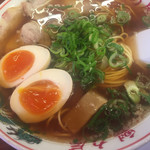 ラーメン魁力屋 - 卓上のネギはこのくらいのっけ