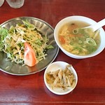 大衆中遊華食堂 八戒 - サラダ、スープ、ザーサイが付いてきます