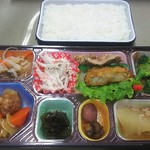 福山まるたま - まるたま弁当 税込410円 鶏のバジル焼きと肉団子の酢豚風（2017.10.14）