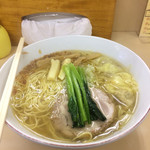 支那そば心麺 - 塩ワンタンメン、950円。白メンマ入り。