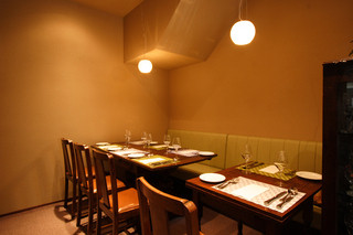 Restaurant A Coeur Joie - １階奥にはアンティーク家具の個室的空間。