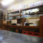 ラーメン明日香 - 店内から厨房