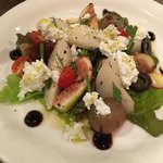 グゥ キッチン - 季節のフルーツとチーズのサラダ。フルーツ多めでフルーツ美味しい。