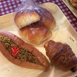 ヒヨシヤ - 焼きそばコッペ、ロールパン、チョコクロワッサン230円