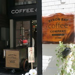 Byronbay Coffee - ブラック基調のスタイリッシュな外観2