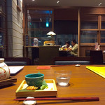 Nurukan Satou Oosaka - 店内風景。自席からのアングル。限られた空間だが、テーブル間の距離は計算されており、詰め込み感はない。静かに会食が可能だ。