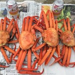 弥吉丸 かに直売所 - 中央2杯がB級品550円  左右はおまけ