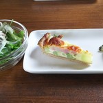 キッチンハズキ - ランチのサラダ、キッシュ、ピクルス